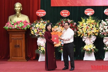 Thủ tướng Phạm Minh Chính trao quyết định Quyền Bộ trưởng Y tế cho đồng chí Đào Hồng Lan. (Ảnh: TRẦN HẢI)