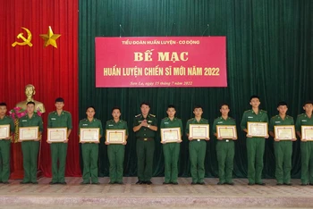 Đồng chí Đại tá Nguyễn Văn Hưng, Phó Chỉ huy trưởng, Tham mưu trưởng trao giấy khen cho các tân binh đã hoàn thành xuất sắc khóa huấn luyện năm 2022.