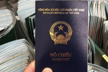 Hộ chiếu phổ thông mẫu mới của Việt Nam. (Ảnh minh họa)