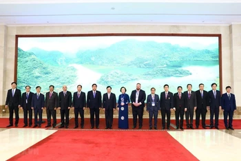 Phó Thủ tướng Thường trực Phạm Bình Minh với các đại biểu. (Ảnh: TTXVN) 