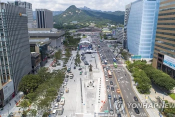 Toàn cảnh quảng trường Gwanghwamun sau cải tạo và mở rộng. (Ảnh: YONHAP)