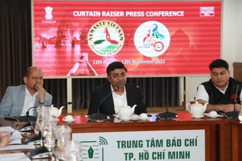 Ông Madan Mohan Sethi (giữa), Tổng Lãnh sự Ấn Độ tại Thành phố Hồ Chí Minh thông tin tại họp báo (Ảnh: VGP) 