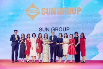 Sun Group nhận giải thưởng Nơi làm việc tốt nhất châu Á do HR Asia trao tăng.