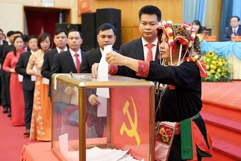 "Nêu gương" đã được Chủ tịch Hồ Chí Minh xác định là một phương thức lãnh đạo của Ðảng và thành phần cốt yếu của văn hóa Ðảng. (Ảnh: tapchicongsan.org.vn)