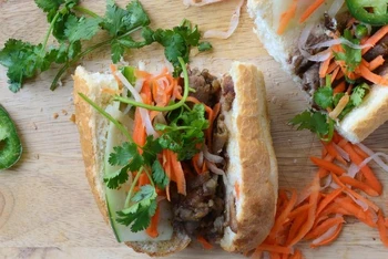 Bánh mì của Việt Nam là một trong 50 món ăn đường phố nổi tiếng nhất châu Á. (Ảnh: CNN)