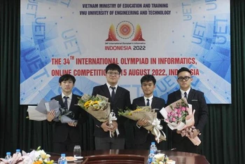 Trần Xuân Bách (thứ 2 từ phải sang) cùng các thành viên Đội tuyển Olympic Tin học quốc tế.