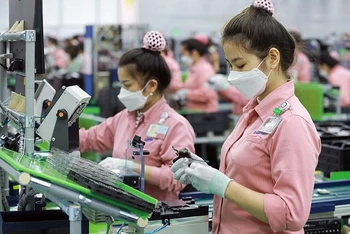 Dây chuyền sản xuất linh kiện điện tử tại Samsung Electronics Việt Nam Thái Nguyên. (Ảnh Nguyễn Đức) 