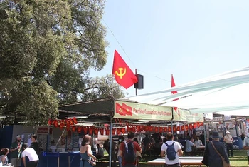 Báo Nhân Dân tham dự hội báo Avante của Đảng Cộng sản Bồ Đào Nha.