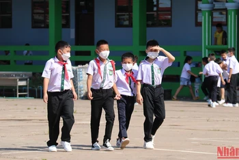 Các học sinh Trường song ngữ Lào-Việt Nam Nguyễn Du (thủ đô Vientiane) trong giờ giải lao. (Ảnh: Trịnh Quốc Dũng)