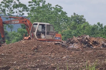 Nhiều tấn chất thải trong quá trình chôn lấp bị phát hiện.