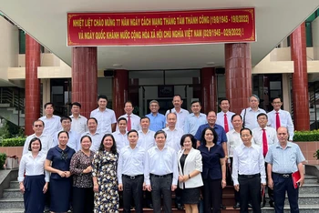 Đoàn công tác Ngân hàng Nông nghiệp và Phát triển nông thôn Việt Nam làm việc tại tỉnh Bến Tre.