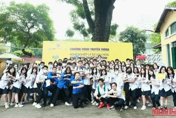 Đoàn viên, thanh niên, học sinh tham gia chương trình cùng rapper Thái Nam “Gonzo” thể hiện dấu “bằng” qua đôi tay, tượng trưng cho bình đẳng giới. 