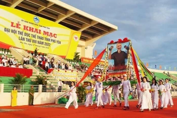 Các học sinh thực hiện chương trình diễu hành theo nghi thức Đại hội Thể dục Thể thao tỉnh Phú Yên lần thứ VIII-năm 2022