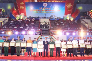 Ủy ban nhân dân tỉnh Quảng Ninh tặng Bằng khen cho các tập thể và cá nhân có thành tích xuất sắc trong công tác tổ chức và thi đấu.