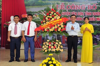 Đồng chí Lê Minh Hoan, Bộ trưởng Nông nghiệp và Phát triển nông thôn tặng hoa chúc mừng xã Thái Bình, huyện Yên Sơn. Đây là xã đầu tiên trên địa bàn tỉnh Tuyên Quang đạt chuẩn NTM kiểu mẫu.