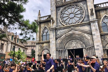Dàn nhạc giao hưởng Mặt trời từng biểu diễn tại quảng trường Beer Plaza, Sun World Ba Na Hills cho công chúng năm 2018.