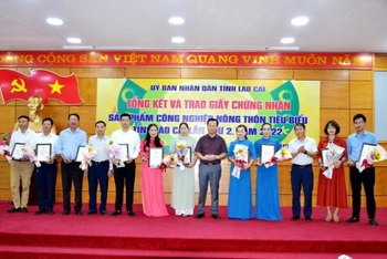 Lãnh đạo Ủy ban nhân dân tỉnh Lào Cai trao Giấy chứng nhận sản phẩm công nghiệp nông thôn tiêu biểu năm 2022 cho các đơn vị sản xuất, kinh doanh trên địa bàn.
