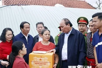 [Ảnh] Chủ tịch nước kiểm tra công tác khắc phục thiệt hại mưa bão ở Đà Nẵng 
