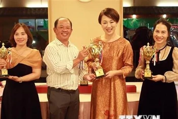 Ông Phan Trung Hiếu, Chủ tịch VGAJ, trao giải cho các vận động viên nữ. (Ảnh: TTXVN)