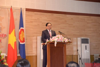 Thủ tướng phát biểu tại buổi đến thăm, nói chuyện tại Đại sứ quán Việt Nam tại Vương quốc Campuchia. (Ảnh: Thanh Giang) 