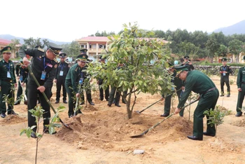 Các đại biểu trồng cây hữu nghị tại Tiểu đoàn Huấn luyện - Cơ động Bộ đội Biên phòng Thừa Thiên Huế. 
