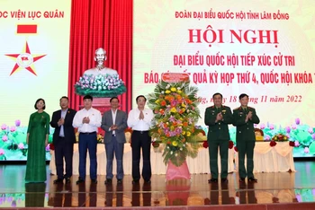 Đồng chí Phan Đình Trạc cùng các đại biểu Quốc hội tỉnh và lãnh đạo tỉnh Lâm Đồng tặng hoa chúc mừng Học viện Lục quân nhân kỷ niệm 40 năm Ngày Nhà giáo Việt Nam.