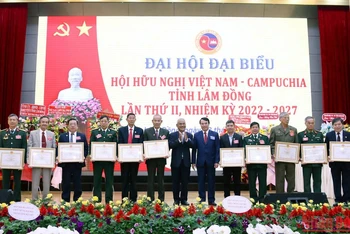 Các tập thể và cá nhân có thành tích xuất sắc được Trung ương Hội Hữu nghị Việt Nam-Campuchia tặng bằng khen.
