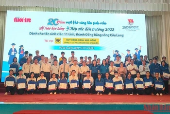 Trao học bổng "Tiếp sức đến trường" 2022 cho 95 tân sinh viên có hoàn cảnh khó khăn.