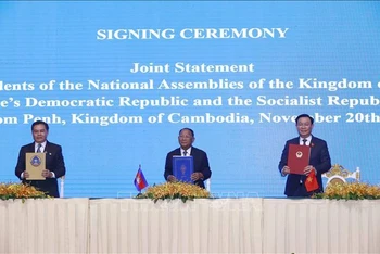 Chủ tịch Quốc hội Campuchia, Lào, Việt Nam ký Tuyên bố chung. (Ảnh: TTXVN) 