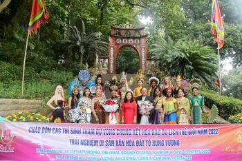Các thí sinh dự thi hoa hậu thế giới dâng hương và trải nghiệm tại Đền Hùng.