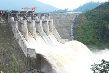 Thủy điện Đak Mi 4 bắt đầu vận hành hạ thấp mực nước hồ để đón đợt mưa lũ mới.