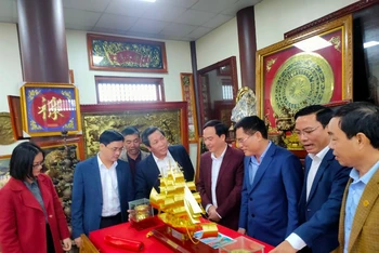 Các đại biểu thăm quan điểm bán hàng Việt thứ 6 tại tỉnh Thái Bình được mở tại làng nghề chạm bạc Đồng Xâm (xã Hồng Thái, huyện Kiến Xương).