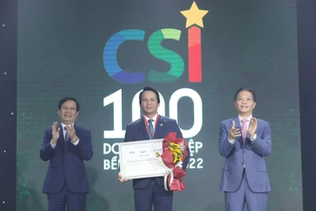Ông Trần Long - Phó Tổng Giám đốc BIDV - đại diện ngân hàng lên nhận giải thưởng.