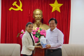 Phó Bí thư Thường trực Tỉnh ủy Bình Dương Nguyễn Hoàng Thao trao tặng quà thủ công mỹ nghệ của tỉnh Bình Dương cho bà Arlin Alberty Loforte, Phó Tổng Biên tập Báo Granma.
