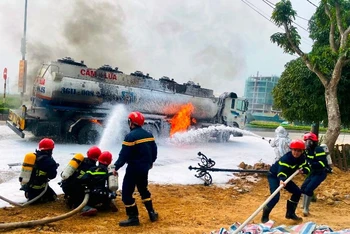 Lực lượng chuyên nghiệp nỗ lực dập tắt đám cháy trên xe chở nhiên liệu