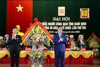 Đồng chí Lê Quốc Chỉnh, Phó Bí thư Thường trực Tỉnh ủy Nam Định tặng lẵng hoa tươi thắm chúc mừng Đại hội.