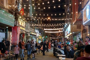 Tuyến phố ẩm thực đảo Ngọc-Ngũ Xã thu hút đông khách ngay từ đêm khai mạc.