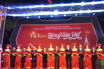 Cắt băng khai mạc Chương trình “Tự hào nông sản Việt”.
