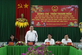 Phó Chủ tịch Thường trực Quốc hội Trần Thanh Mẫn tặng quà gia đình chính sách xã Thạnh Xuân. (Ảnh: TTXVN)