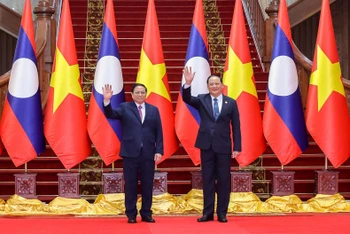 Thủ tướng Phạm Minh Chính và Thủ tướng Sonexay Siphandone trước khi vào hội đàm. (Ảnh: Nhật Bắc) 