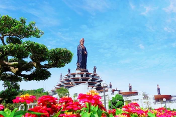 Tượng Phật Tây Bổ Đà Sơn trên đỉnh núi Bà Đen rực sắc hoa.