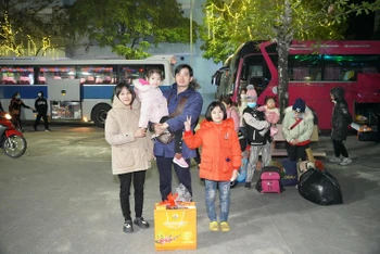 Nhiều gia đình công nhân Công ty Than Quang Hanh vui mừng được Công ty bố trí xe chở về quê đón Tết Quý Mão 2023. (Ảnh: QUANG THỌ)
