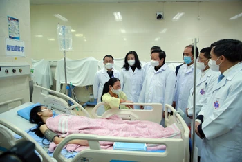 Phó Thủ tướng thăm hỏi, động viên một bệnh nhân đang điều trị tại khoa Hồi sức tích cực, Bệnh viện K (cơ sở Tân Triều (Ảnh: VGP) 