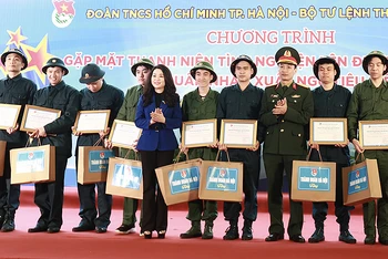 Bí thư Thành đoàn Chu Hồng Minh (thứ 5 từ trái sang) trao giấy chứng nhận, quà tặng các thanh niên tình nguyện nhập ngũ của Thủ đô năm nay.