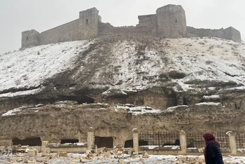 Lâu đài Gaziantep bị tàn phá một phần sau trận động đất hôm 6/2 (Ảnh: CNN, GettyImage) 