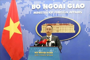 Phó phát ngôn Bộ Ngoại giao Đoàn Khắc Việt chủ trì họp báo thường kỳ tháng 2/2023. (Ảnh: TTXVN) 
