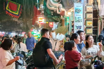Du khách trên phố Hàng Bông, Hà Nội. (Ảnh: T.LINH)
