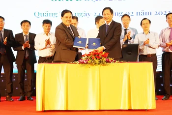 Lãnh đạo Ủy ban nhân dân tỉnh Quảng Trị và lãnh đạo Saigontourist Group ký kết bản thỏa thuận hợp tác phát triển du lịch giai đoạn 2023-2025. 
