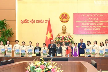 Chủ tịch Quốc hội Vương Đình Huệ trao quà lưu niệm cho các đại biểu tại buổi gặp mặt. (Ảnh: DUY LINH)
