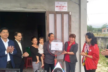 Tại lễ bàn giao nhà, Trung ương và Hội Chữ thập đỏ tỉnh Thừa Thiên Huế tặng các phần quà thiết yếu cho các gia đình khi vào ngôi nhà mới.